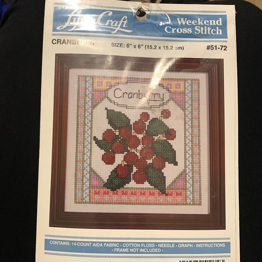 Lynn Craft Vintage 1991 Cranberry Plant Weekend Cross Stitch Kit NIP #51-72